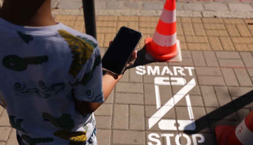 <p>Malowanie z szablonu piktogramu w ramach akcji Stop Smart: przekreślony&nbsp; telefon i napis Smart Stop</p>
