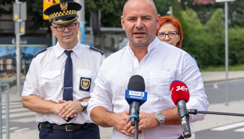 Konferencja prasowa na temat startu pilotyażowej akcji zwiększającej bezpieczeństwo pieszych Smart Stop (8.08.2024)