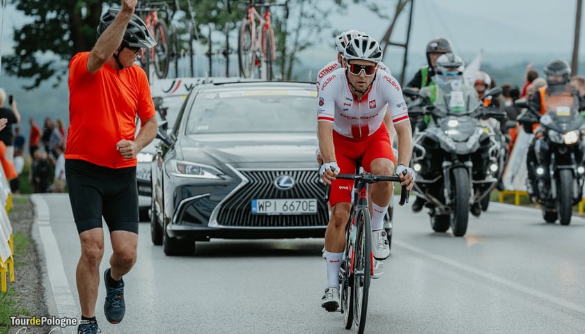 <p>Reprezentant Polski na rowerze podczas TdP</p>