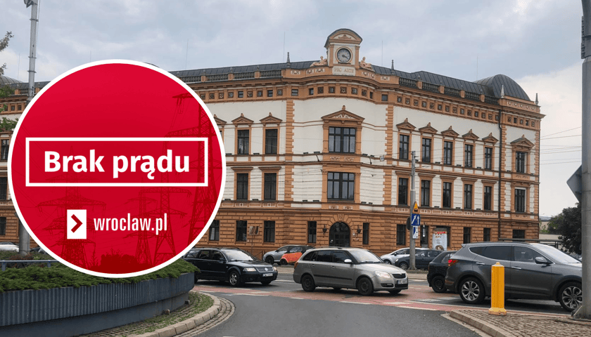 Plac Jana Pawła II i stojące w korku na skrzyżowaniu samochody (zdjęcie główne); czerwona plansza z napisem: brak prądu (zdjęcie  w kółku)