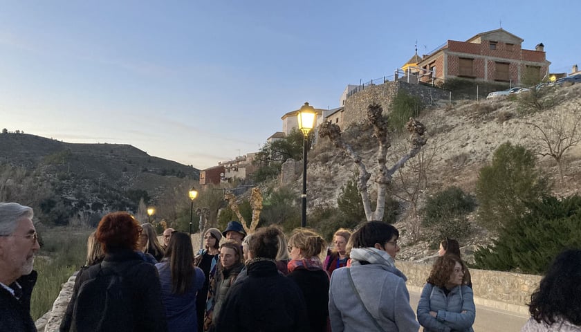 Ejidos w hiszpańskim Cehegin. Na zdjęciu widać grupę ludzi u stóp wzgórza, na którym stoją zabudowania