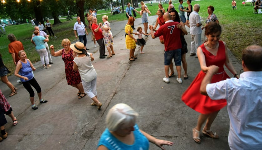 <p>Potańc&oacute;wka w Parku Tadeusza R&oacute;żewicza</p>