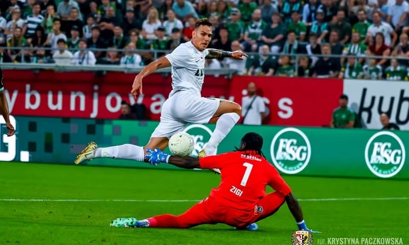 Piłkarze Śląska atakują bramkę FC St. Gallen podczas pierwszego meczu między tymi drużynami