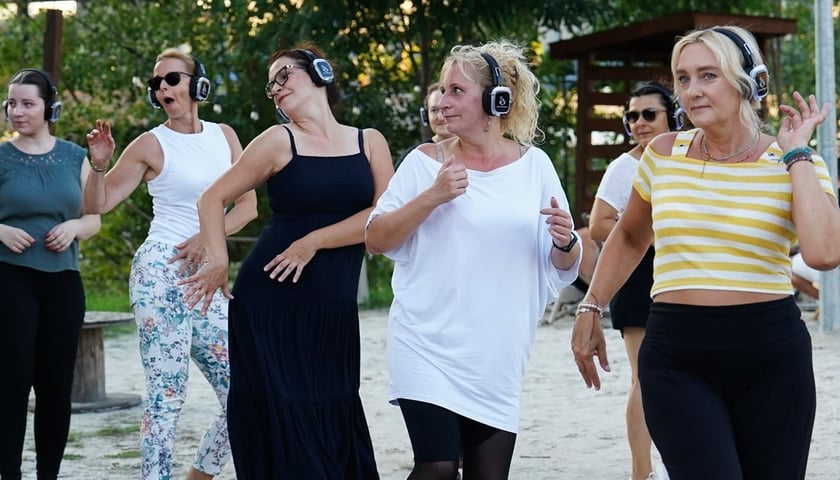 Pierwsza edycja wydarzenia Silent Disco Fitness w Porcie Węglowym we Wrocławiu - na zdjęciu tańczące uczestniczki