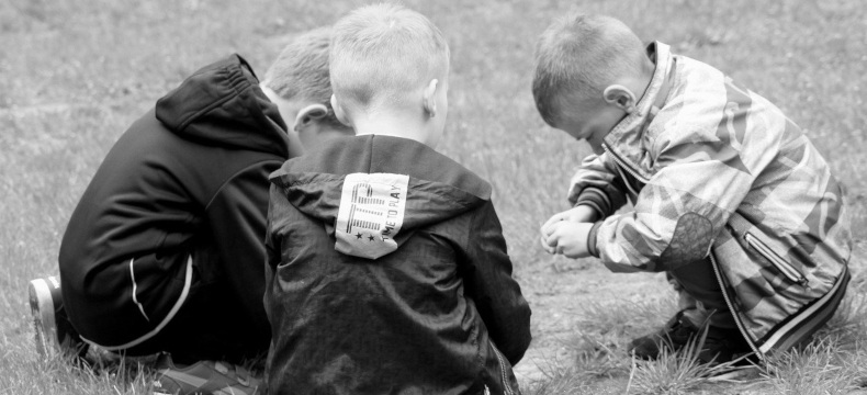 dzieci bawiące się na podwórku, zdjęcie ilustracyjne