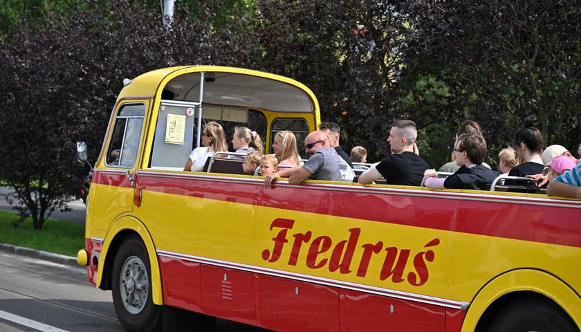Fredruś, Jelcz-ogórek w wersji kabriolet, to jeden z symboli Wrocławia. Zdjęcie pochodzi z parady zabytkowych pojazdów zorganizowanej z okazji otwarcia trasy na Nowy Dwór (wrzesień 2023 rok)