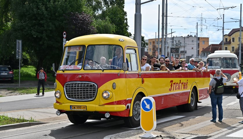 Fredruś, Jelcz-ogórek w wersji kabriolet, to jeden z symboli Wrocławia. Zdjęcie pochodzi z parady zabytkowych pojazdów zorganizowanej z okazji otwarcia trasy na Nowy Dwór (wrzesień 2023 rok)