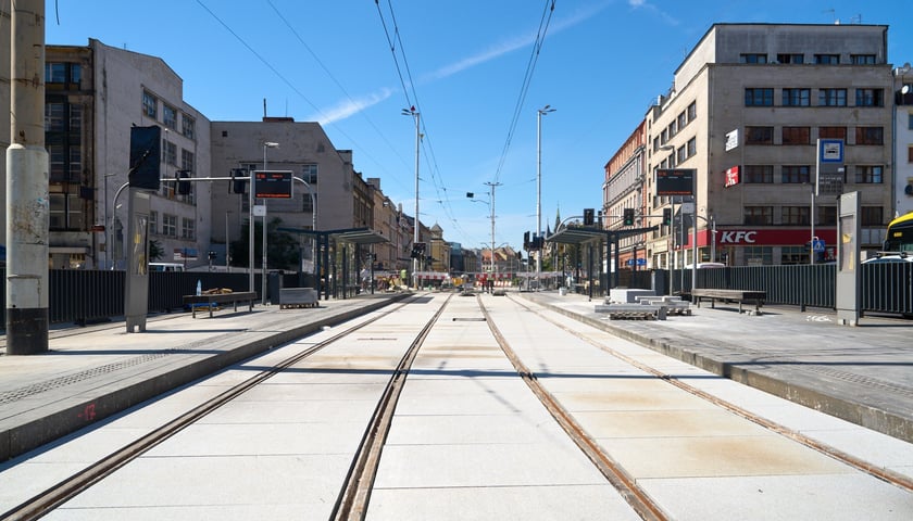 Ostatnie prace na torowisku na ulicy Kazimierza Wielkiego. Od czwartku będą już po nim jeździć tramwaje