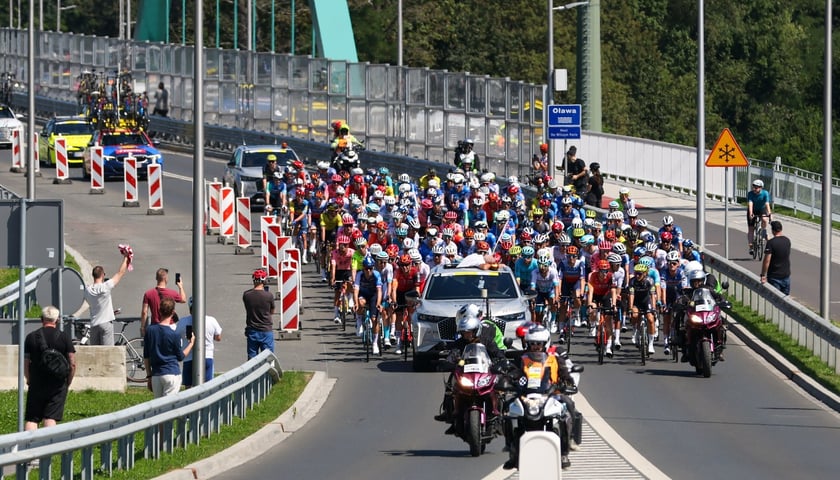 Peleton przejeżdża tuż przed ostrym startem