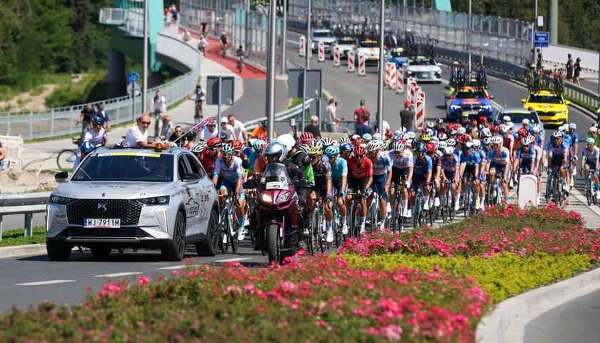 Peleton przejeżdża tuż przed ostrym startem