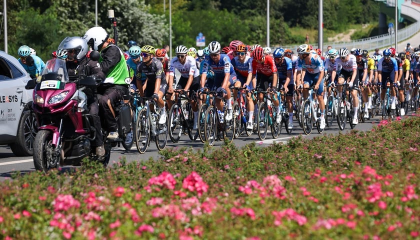 Peleton przejeżdża tuż przed ostrym startem