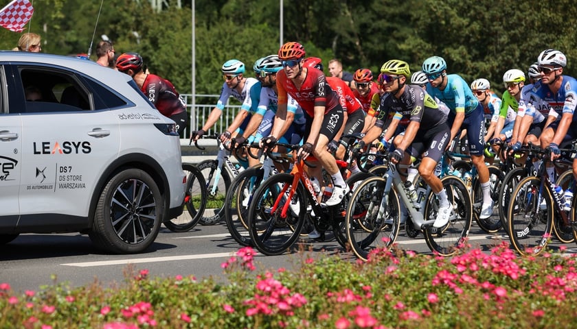 Peleton przejeżdża tuż przed ostrym startem