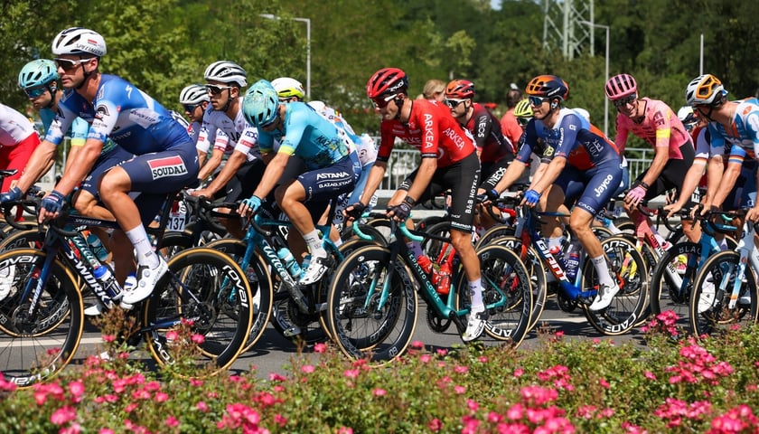 <p>Peleton przejeżdża tuż przed ostrym startem</p>