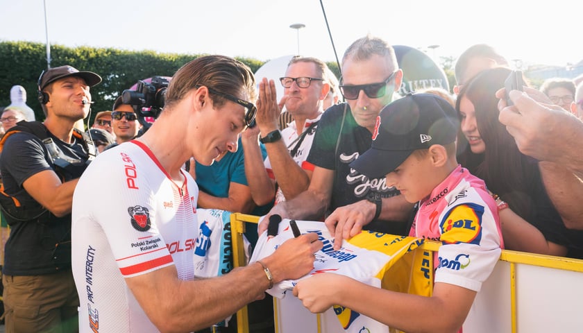 Dawanie autograf&oacute;w pod Halą Targową (11.08.2024)&nbsp;