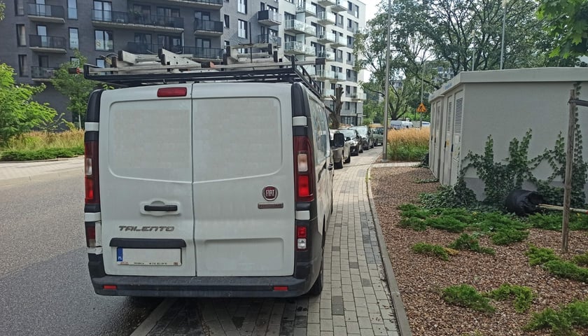 Przykłady nieprawidłowo zaparkowanych samochod&oacute;w