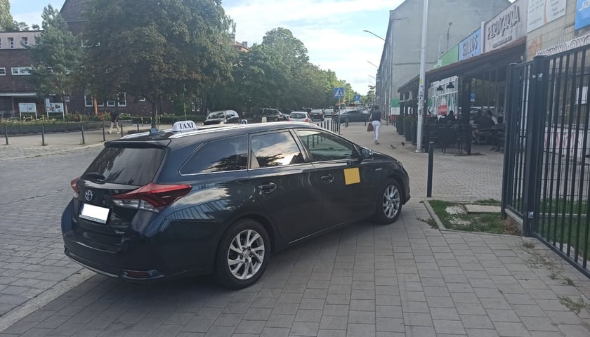 Przykłady nieprawidłowo zaparkowanych samochod&oacute;w