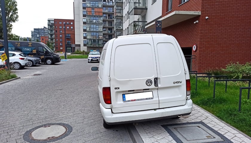 Przykłady nieprawidłowo zaparkowanych samochod&oacute;w