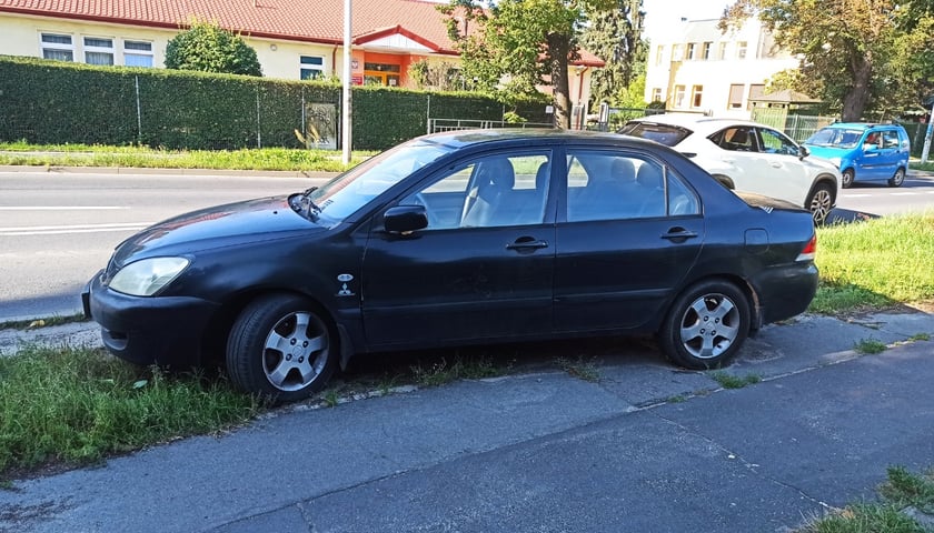 Przykłady nieprawidłowo zaparkowanych samochod&oacute;w