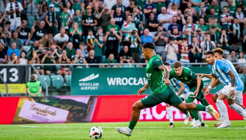 Piłkarze Śląska Wrocław chcą odrobić straty z pierwszego meczu z FC St. Gallen (0:2). Na zdjęciu Nahuel Leiva podczas meczu z FC Riga w poprzedniej rundzie eliminacji Ligi Konferencji