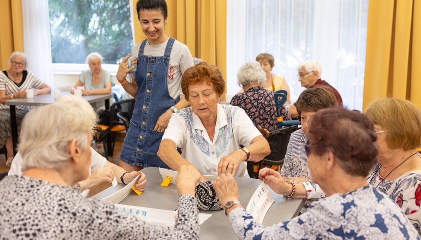 W czwartek 8 sierpnia podopieczni Dziennego Domu Pomocy Na Ciepłej grali w planszówki (na zdj.), a potem śpiewali piosenki karaoke