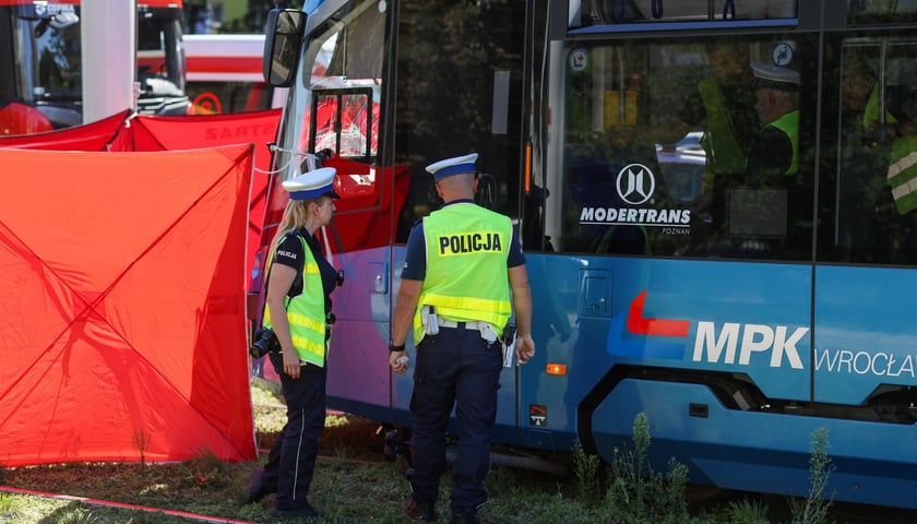Przyczyny wypadku badają policjanci pod nadzorem prokuratury. Na zdjęciu funkcjonariusze przy tramwaju 
