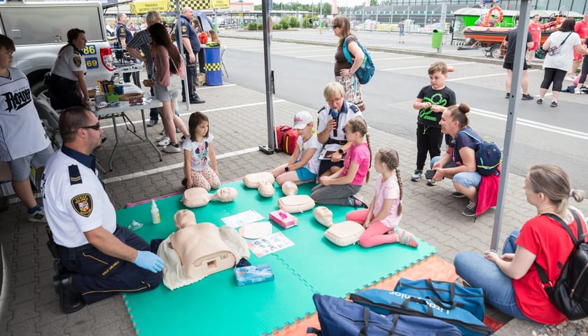 <p>Funkcjonariusze straży miejskiej podczas wykonywania swoich obowiązk&oacute;w</p>