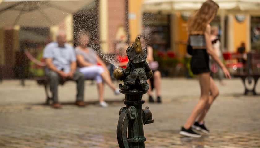Upały we Wrocławiu. Na zdjęciu kurtyna wodna w rynku, zdjęcie archiwalne, ilustracyjne