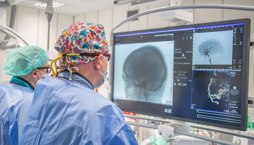 Dwóch mężczyzn podczas operacji. Doktorzy Marcin Miś i Maciej Miś