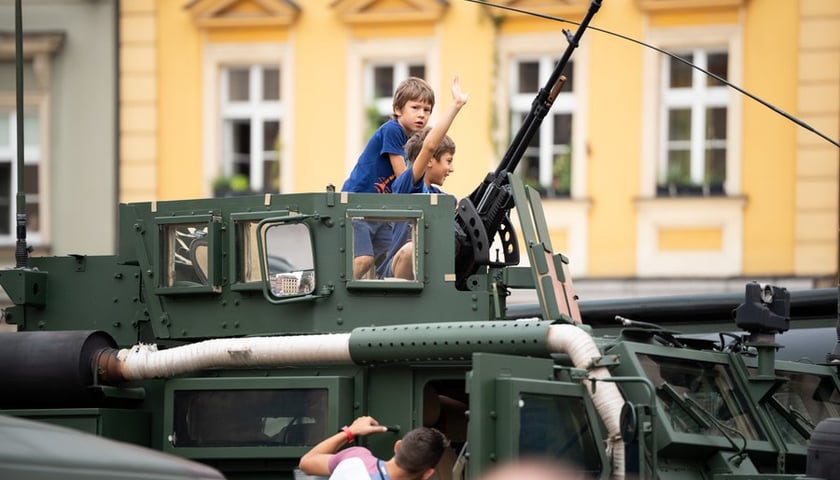 Dwaj chłopcy na uzbrojonym pojeździe wojskowym, 15 sierpnia 2024