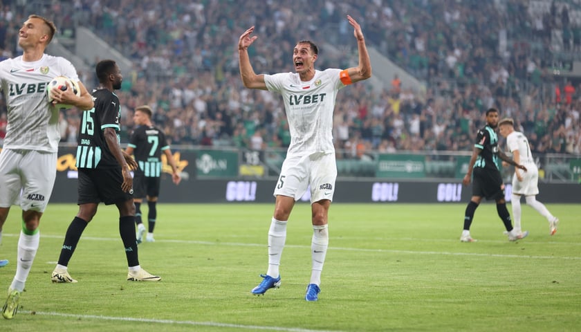 Alex Petkov cieszy się po golu zdobytym w meczu z FC St. Gallen (3:2). W niedzielę 18 sierpnia także na Tarczyński Arenie Śląsk podejmie Koronę Kielce
