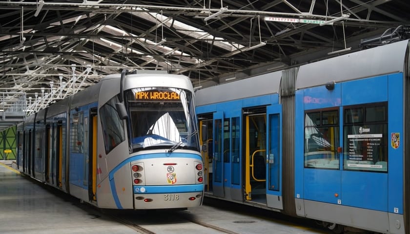 Dwie dwukierunkowe Skody 19T w zajezdni Gaj we Wrocławiu