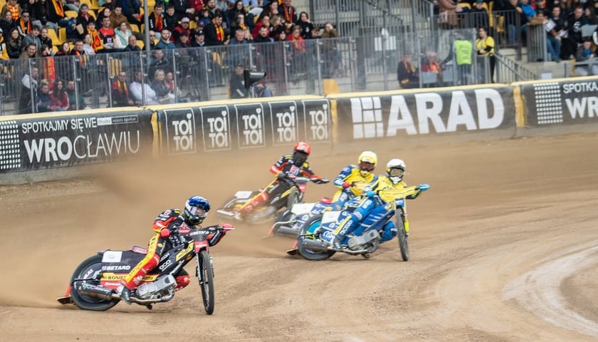 Żużlowcy Betardu Sparty Wrocław i GKM-u Grudziądz ścigają się na Stadionie Olimpijskim podczas rundy zasadniczej PGE Ekstraligi.