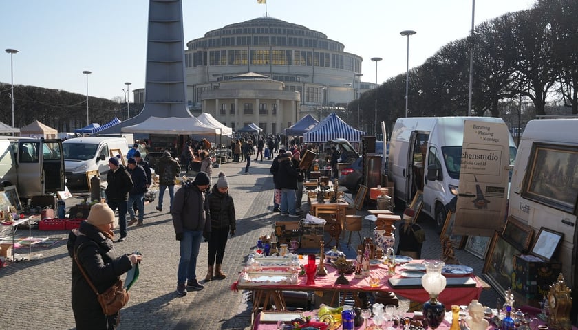 Ludzie na giełdzie Staroci pod Halą Stulecia