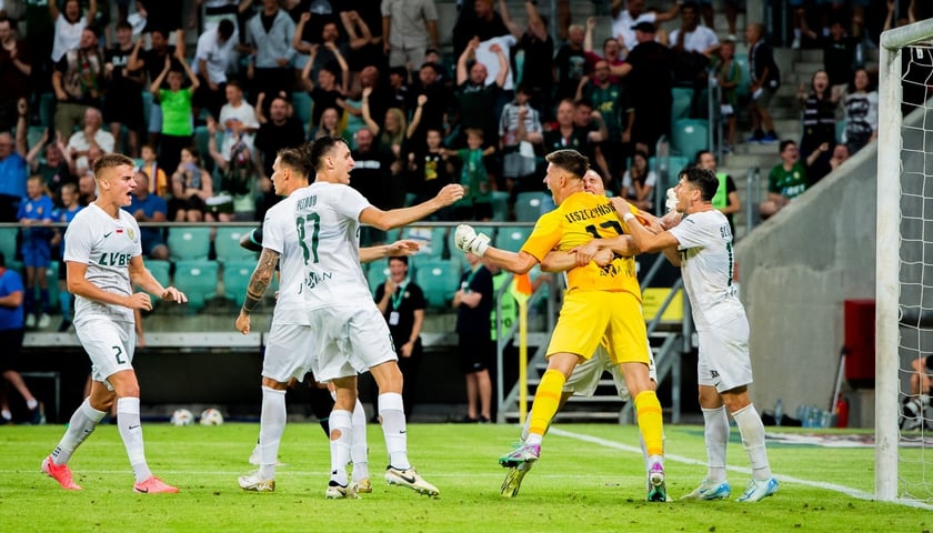 Piłkarze Śląska Wrocław cieszą się po udanej akcji w meczu z FC St. Gallen. Czy w spotkaniu z Legią też będą mieli powody do radości?