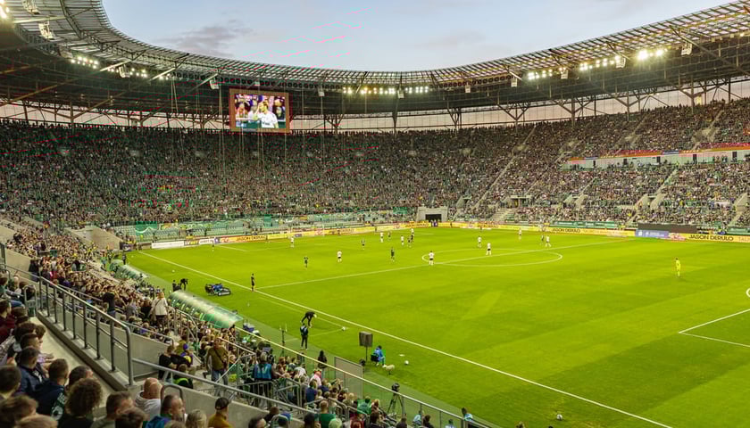 Zapełniony stadion Tarczyński Arena podczas meczu, zdjęcie ilustracyjne