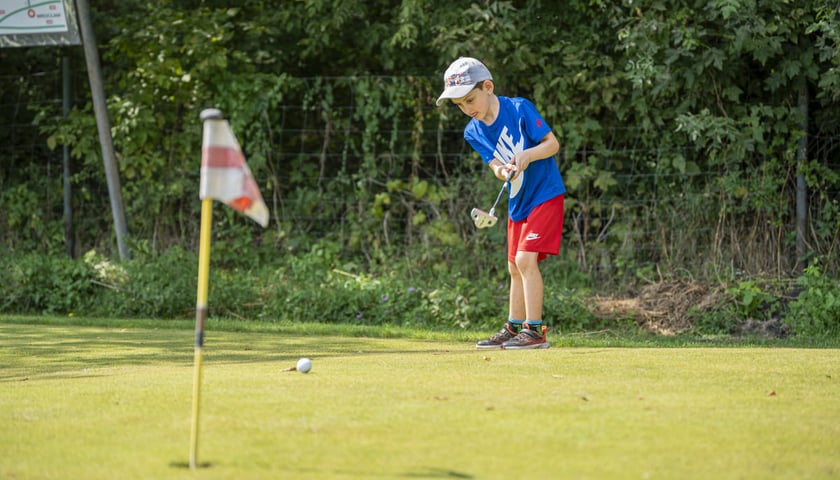 Chłopiec na polu golfowym, City Golf Wrocław przy ulicy Grabiszyńskiej, sierpień 2024
