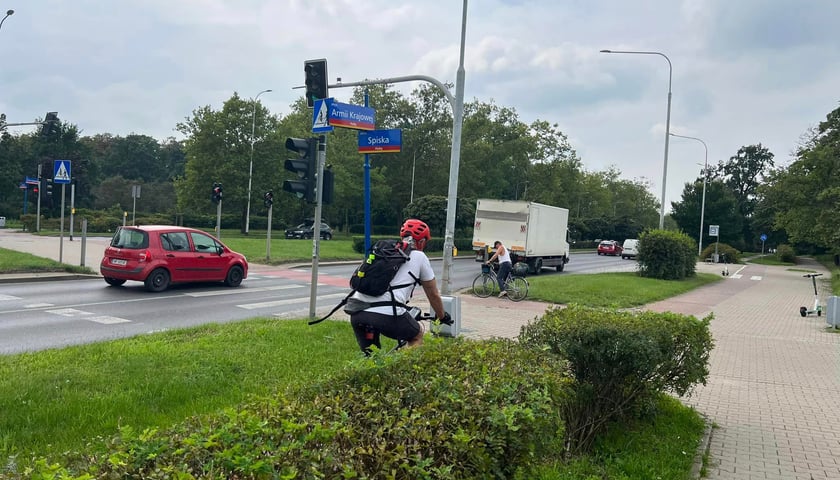 Rowerzysta jadący wzdłuż Armii Krajowej, przy skrzyżowaniu ze Spiską