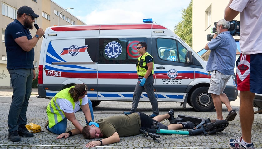<p>Inscenizowana akcja ratunkowa w ramach Wrocławskiej Akademii Pierwszej Pomocy</p>