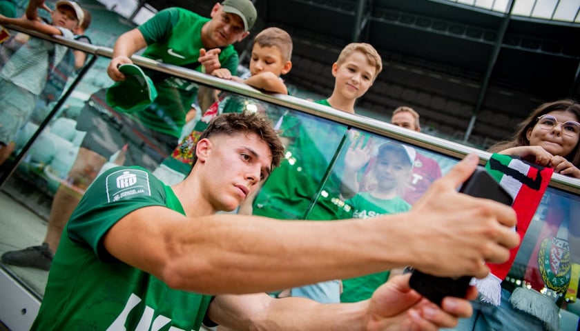Arnau Ortiz robi zdjęcie z fanami Śląska Wrocław