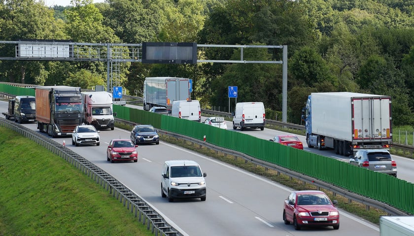 Samochody na autostradzie A4. Nowy odcinkowy pomiary prędkości na A4 - Kąty Wrocławskie i Pietrzykowice