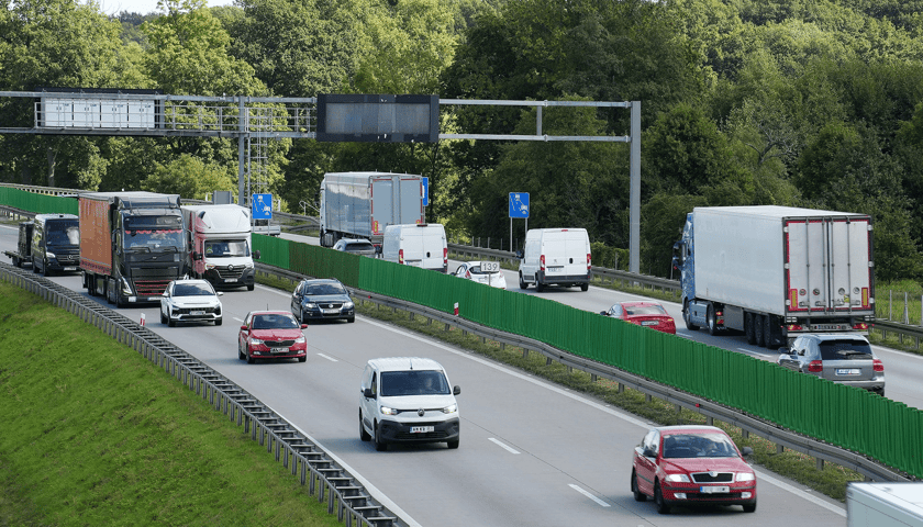 Samochody na autostradzie A4. Nowy odcinkowy pomiary prędkości na A4 - Kąty Wrocławskie i Pietrzykowice
