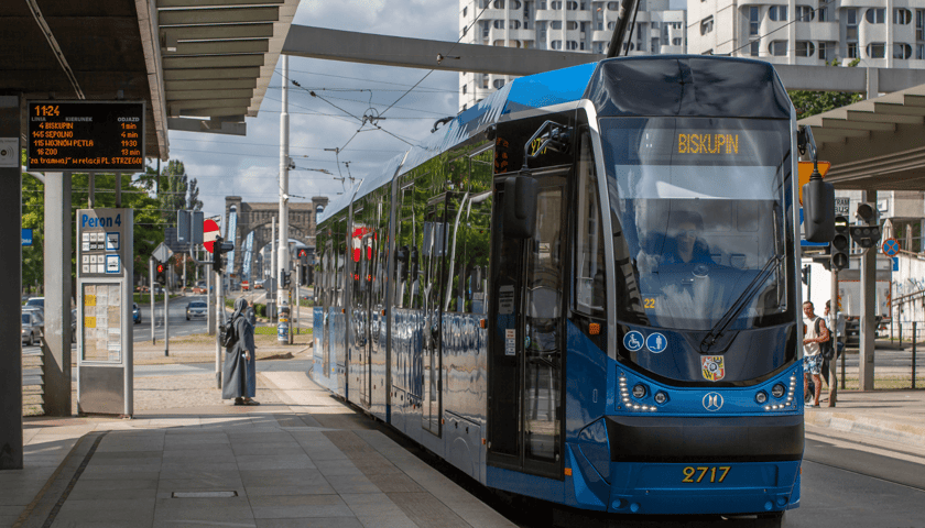 Niebieski tramwaj z napisem "Biskupin"