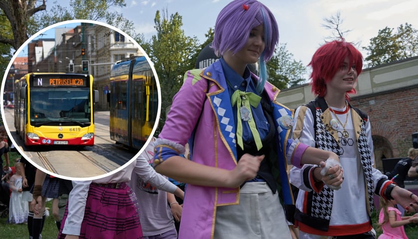 W tle: uczestnicy zeszłorocznych Dni Fantastyki; w kółku: autobus MPK