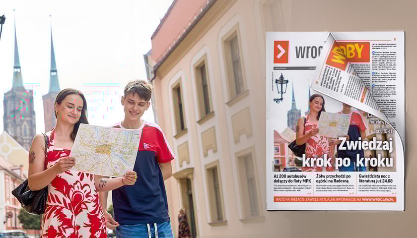 Młoda kobieta i chłopak patrzą na mapę Wrocławia stojąc na tle wież katedry św. Jana Chrzciciela na Ostrowie Tumskim 
