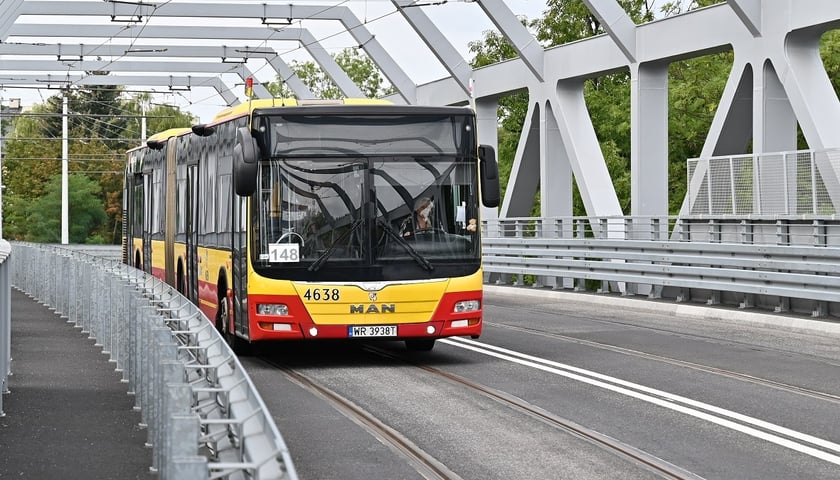 Autobus marki MAN z floty MPK Wrocław na wiadukcie Trasy Autobusowo-Tramwajowej na Nowy Dwór