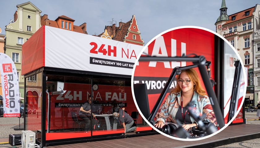 Studio radiowe na Solnym, w kółku: uśmiechnięta kobieta siedząca przy stole w studiu