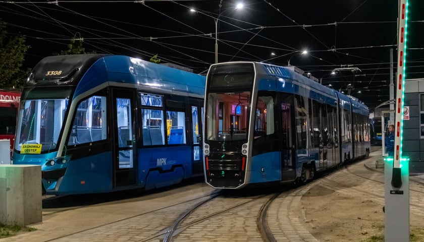 Najnowsza Pesa Twist 146N (po prawej) w zajezdni w nocy z 27 na 28 sierpnia