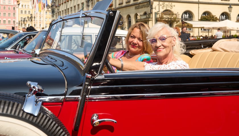 Dwie kobiety w samochodzie na MotoClassic 2024 r.