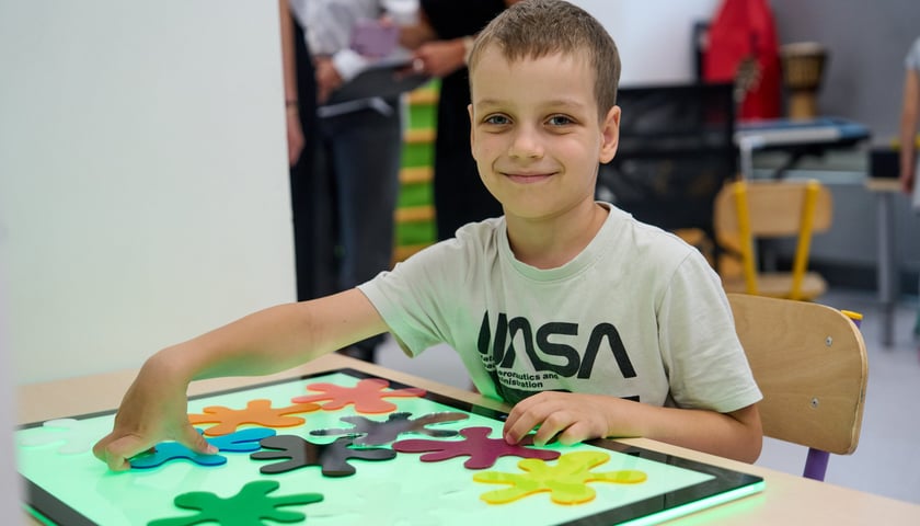 Sala integracji sensorycznej w przedszkolu integracyjnym nr 35 &bdquo;Tęczowy Domek&rdquo; przy ul. gen. K. Pułaskiego prezentowana podczas konferencji zorganizowanej 23 sierpnia z okazji uruchomienia we Wrocławiu 35 nowych sal