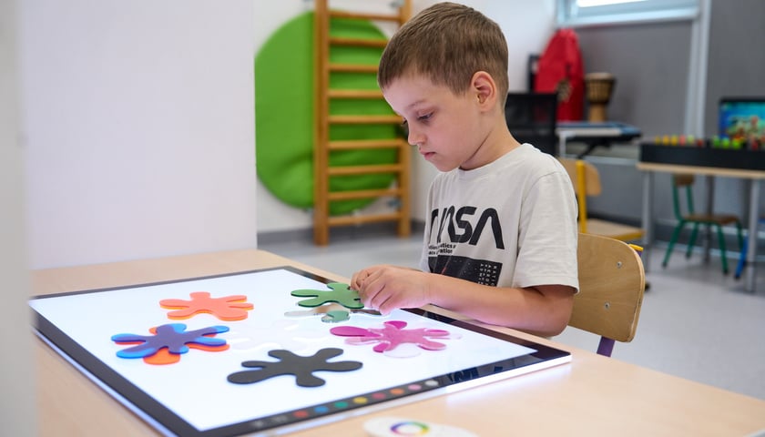 Sala integracji sensorycznej w przedszkolu integracyjnym nr 35 &bdquo;Tęczowy Domek&rdquo; przy ul. gen. K. Pułaskiego prezentowana podczas konferencji zorganizowanej 23 sierpnia z okazji uruchomienia we Wrocławiu 35 nowych sal